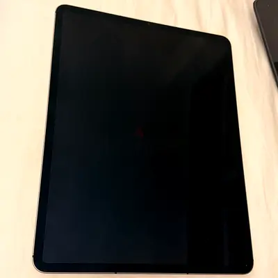Apple iPad (5th generation good condition, no scratches 512 gb serious buyer 0555599491