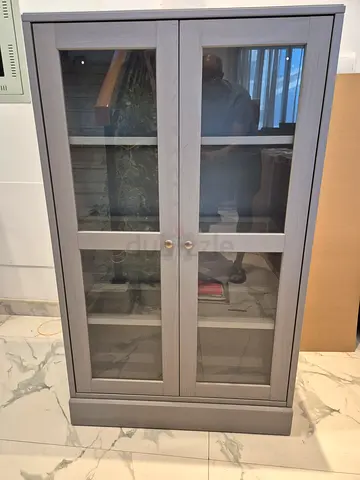 Two pieces: Glass-door display cabinet in grey - good condition