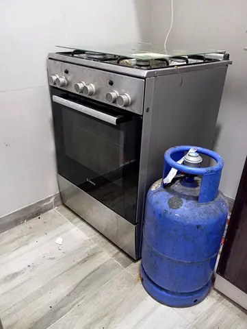 Used freestanding gas oven with 4-burner hob