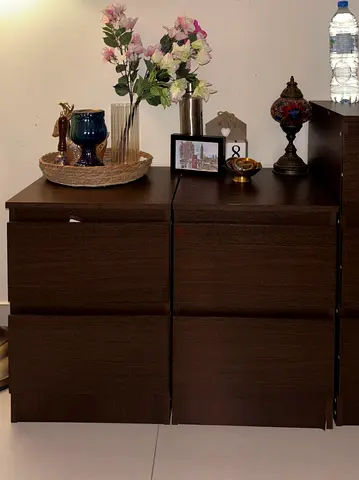 Set of 2 dark brown bedside cabinets / nightstands - good condition