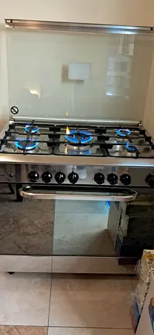 Ariston Stainless Steel 5-Burner Gas Stove in very Good Condition.
