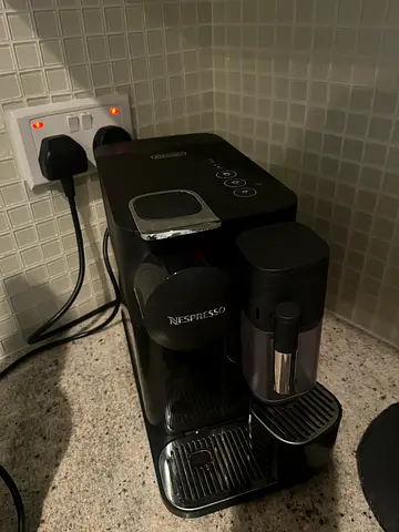 Nespresso DeLonghi Capsule Coffee Machine with Milk Frother - Used
