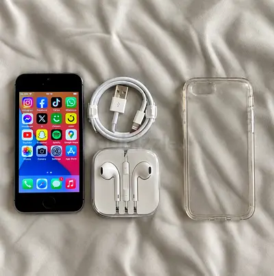 Apple IPhone 5SE New With Accessories