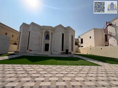 فيلا للبيع في منطقة الروضة 3 في عجمان بموقع مميز ومساحات واسعة وتصميم عملي يناسب العائلات الكبيرة والباحثين عن السكن الراقي والخصوصية تبلغ مساحة الأرض 9000 قدم مربع وتتجاوز مساحة البناء 5100