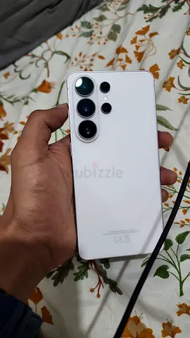 White Samsung smartphone in good condition - 4 rear cameras