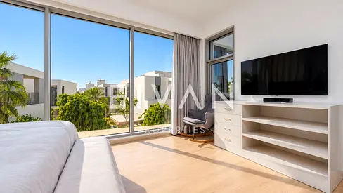 Corner Unit | Vacant | Landscaped Garden