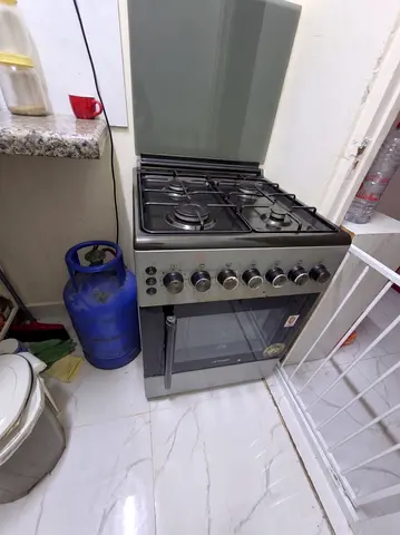 4-burner freestanding gas stove with oven with free 25lbs cylinder - good working condition
