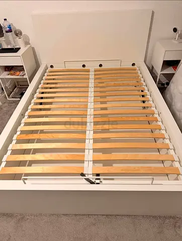 QUEEN SIZE Hydraulic Lift-Up Storage Bed - White - Like New