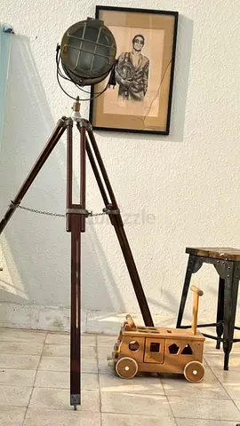 Vintage-style Tripod Floor Lamp with Industrial خSpotlight