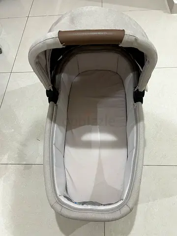 Mamas & Papas- Light beige portable baby bassinet / carrycot in good condition