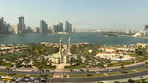 شقة راقية غرفتين وصالة بإطلالة بحرية مميزة في المجاز 2 – الشارقة موقع مميز علي شارع جمال عبدالناصر موقع مميز جدا قريب من جميع الخدمات