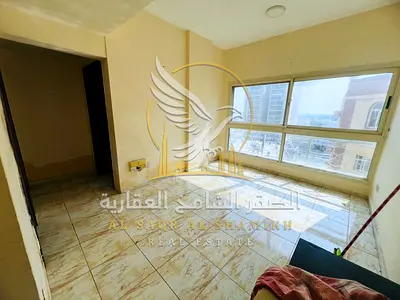 شقة غرفة وصالة للإيجار في النباعة بالشارقة بمساحة واسعة وإطلالة مفتوحة وتكييف مركزي وغاز مركزي وصيانة على المالك طوال فترة الإيجار وسهولة في السداد عل