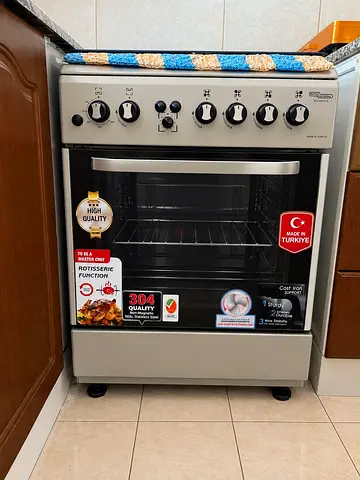 Good condition freestanding gas oven and cooker - stainless look
