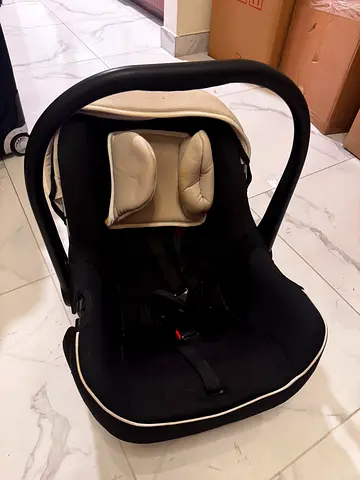 Black infant seat (good condition)