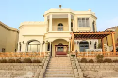 Stunning 5 Bedroom Villa at the Palm Jumeirah with private pool and beach access