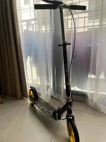 Foldable kick scooter with large wheels - good condition