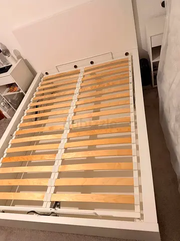 QUEEN SIZE Hydraulic Lift-Up Storage Bed - White - Like New