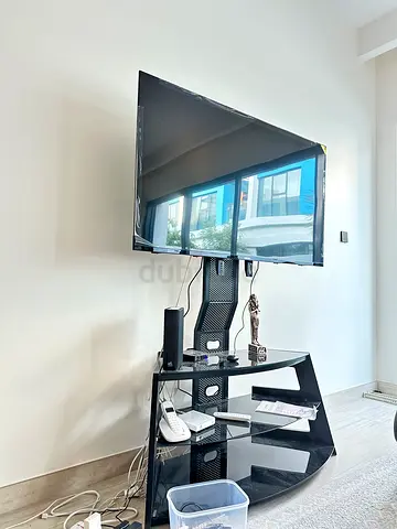 Smart TV 56” with TV stand
