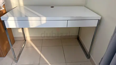 FREE WHITE DESK WITH 2 DRAWERS – JVC