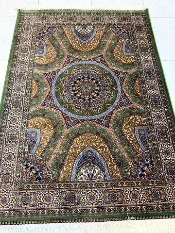 Traditional Persian-style area rug in green and beige, excellent condition size 1.00 by 1.50