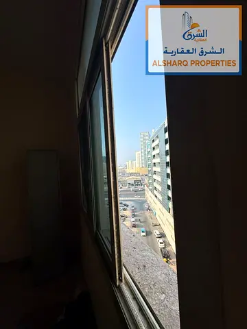 قريب من مدرسة الحكمة  علي الطريق مباشرة  غرفتين وصالة  ١ حمام  غرفة استور  خزانات بالحائط تكييف مركزي