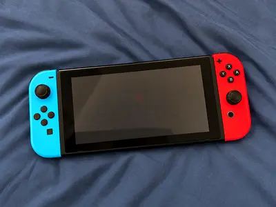 Nintendo Switch – 6 Joy-Cons + 2 Pro Controllers