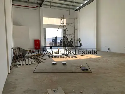 للايجار مستودع 2215 قدم كهرباء 20 كيلو وات علي شارع رئيسي