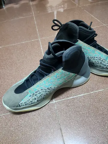 Addidas yeezy qntm