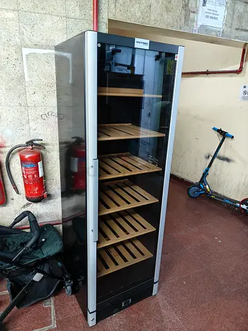 Almost like New Vestsfrost Large Dual Temperature wine Fridge 197 bottle