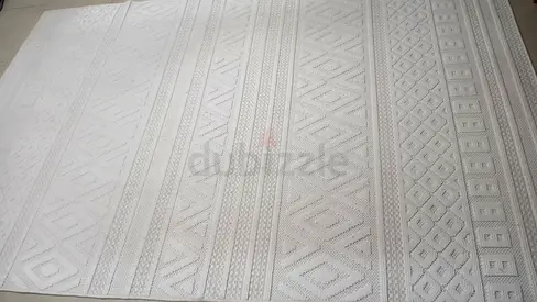 White textured large area rug — gently used