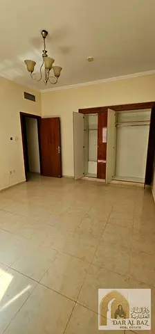 🏠 للإيجار غرفتين وصالة – القاسمية الند 📍 مقابل سوق الذهب وبحرية خالد ✨ غرفتين وصالة + حمامين ✅ خزائن بالحائط ✅ نماذج متعددة، منها ماستر وغير ماستر