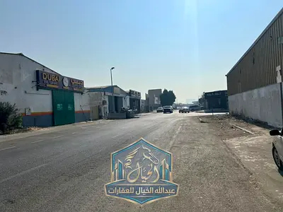 مستودع جاهز ومؤجَّر بعائد ممتاز، بموقع استراتيجي يخدم الأنشطة الصناعية والتجارية. بالصناعية الرابعة