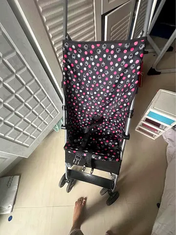 Lightweight umbrella stroller - cabin approved compact and foldable