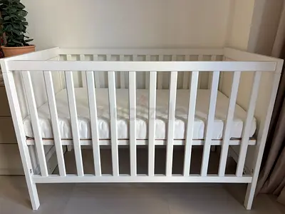 White Wooden Baby Crib in Good Condition with matress and bed sheets all new