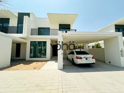 BRAND NEW |SINGLE ROW|SPACIOUS LAYOUT | NEAR PARK