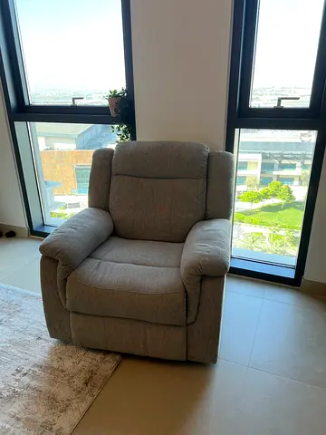 Comfortable single-seat recliner armchair in light grey fabric