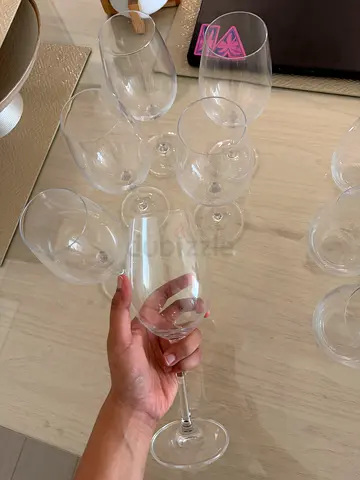 Set of 6 clear long-stem wine glasses