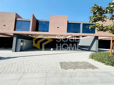 Elegant Townhouse | Close to Pool | Non-Negotiable