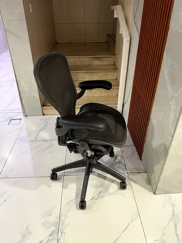 Herman miller Areon chair size B and C available for selling