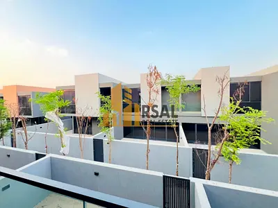 Brand new Luxurious 4 Bedroom Middle unit // Saro Massar