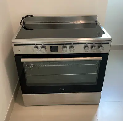 Freestanding electric cooker with ceramic hob and oven - very good condition,