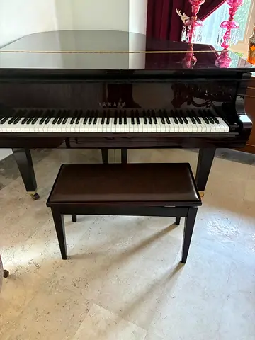 YAMAHA Grand Piano FOR SALE - Original - YAMAHA Baby Grand - 88 Keys - Color: Mahogany High Gloss -