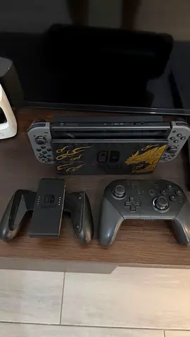 Nintendo Switch Monster Hunter Rise Special Edition + Dock + Pro Controller