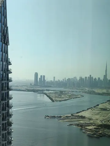 في "دبي كريك هاربور"، ضمن مشروع "أدرس هاربور بوينت 2" (Address Harbour Point 2): شقة مكوّنة من غرفتي نوم وصالة، مؤثثة ومجهزة بالكامل، مع إطلالة على بر