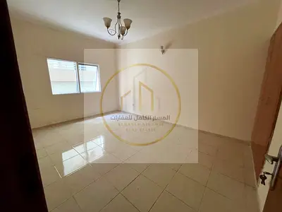 شقة غرفتين وصالة للايجار السنوي في منطقة القاسمية الند تكييف مجاني باركن مجاني خزائن في الحائط غرفة ماستر مساحة واسعة تشطيب حديث موقع استراتيجي