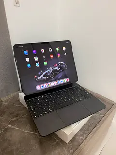 iPad pro M4 13 inch 512GB with apple care+ and magic keyboard