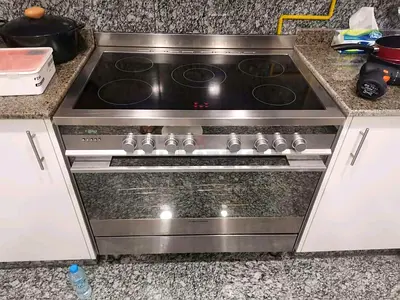 Fisher and Paykel Stainless steel electric ceramic hob with oven 90cm