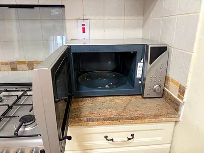 Used countertop microwave oven - good working condition
