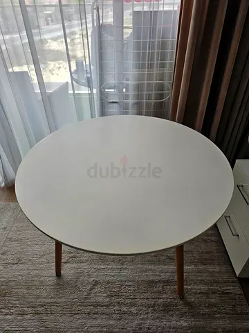Dining Round Table , White color. Size 90 cm.