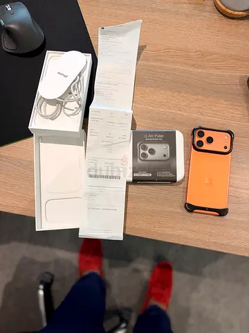 iPhone 17 pro Max Orange 256 GB with apple care and arc case. 2 cases virgin Belkin screen protector